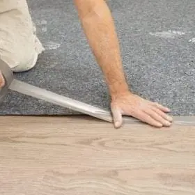 Dán băng dính mép thảm bảo vệ sàn vào sàn