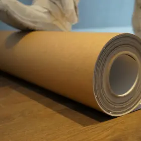 Lăn cuộn giấy theo chiều cuộn