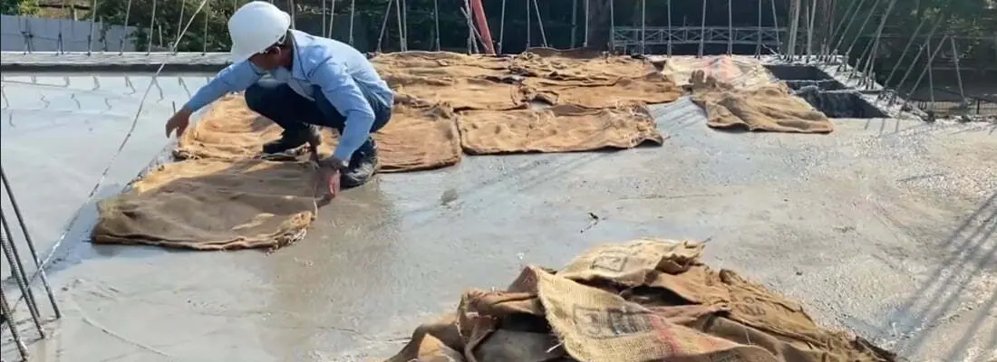 rải bao bố kín bề mặt bê tông cần bảo dưỡng