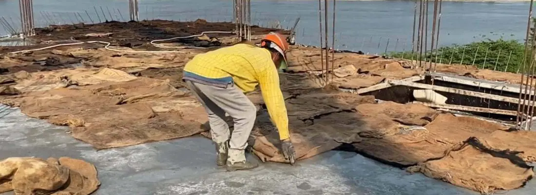 Thi công xếp phủ các tấm bao bố