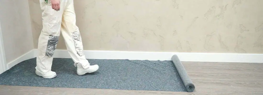 Trải cuộn thảm bảo vệ sàn theo chiều cuộn